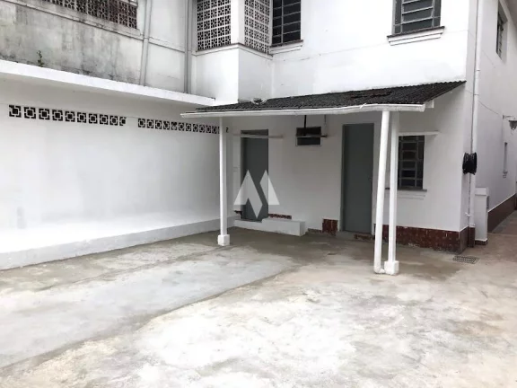 Imagem Casa Comercial para locação com 5 dormitórios e 8 vagas no bairro do Marapé em Santos/SP