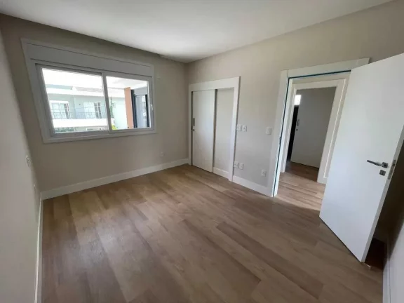 Imagem Casa nova com 4 suítes e 4 vagas privativas de garagem em condomínio fechado em Camboriú/SC