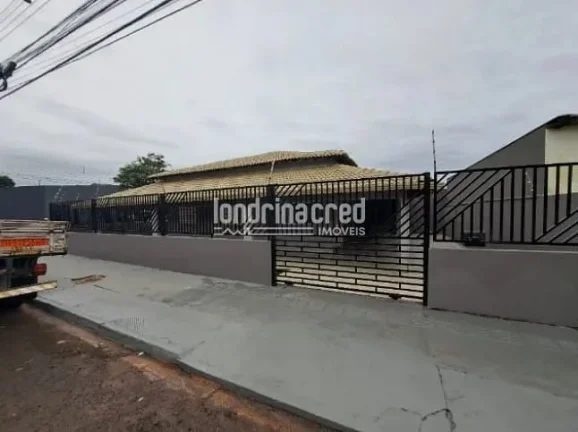 Imagem Casa de Esquina no Conjunto Alexandre Urbanas, Zona Leste de Londrina: 3 quartos, suíte, garagem para 2 carros e excelente localização próxima a comércios!