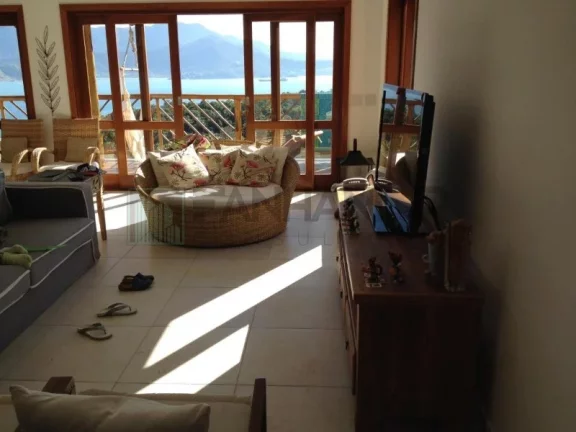 Imagem Venha se encantar com esta deslumbrante casa localizada no exclusivo Condomínio Yacamim, em Ilhabela, que oferece uma vista espetacular para o mar. E