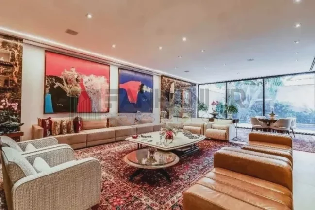 Imagem Descubra a verdadeira definição de luxo e sofisticação nesta deslumbrante casa no condomínio fechado do Jardim Europa. Com uma construção impecável de