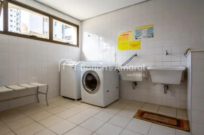 Imagem Com 81 m², o imóvel possui dois pavimentos: No pavimento inferior contém sala para dois ambientes...