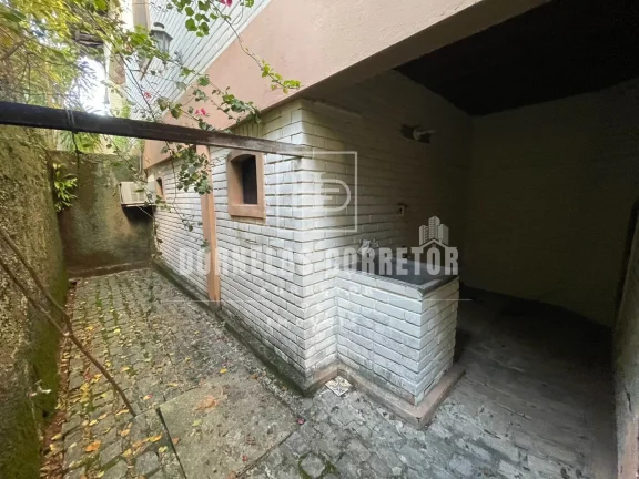 Imagem CASA ALTO PADRÃO COM 5 QUARTOS, DE FRENTE PARA O MAR, NA ESQUINA DA AVENIDA PRINCIPAL