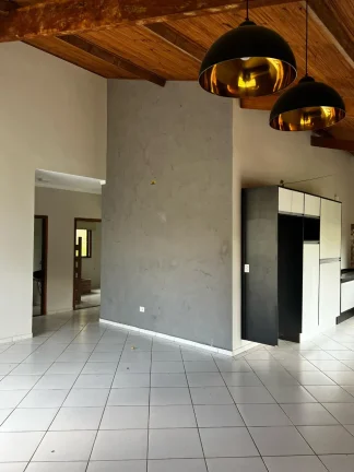 Imagem Impecável Casa de 3 Quartos em Condomínio no Bosque dos Eucaliptos, Araçoiaba da Serra-SP - 221m² de Pura Elegância!