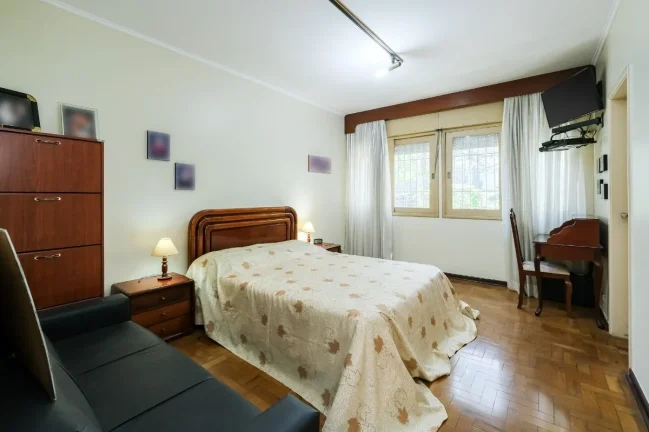 Imagem Casa Sumaré - 269M², 4 Dorms, 1 Suíte, 4 Vagas, Churrasqueira, Copa, Lavabo, Jardim.