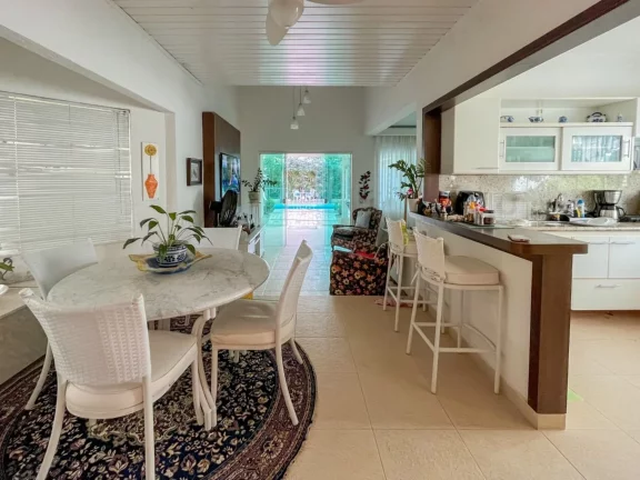 Imagem Casa de Luxo na Riviera de São Lourenço Módulo 20: 4 Quartos, 2 Suítes, 2 Salas e 4 Vagas de Garagem