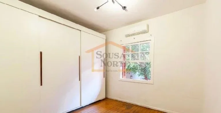 Imagem A casa é muito charmosa, muito iluminada com luz do sol natural e arborizada. Sala principal conta ...