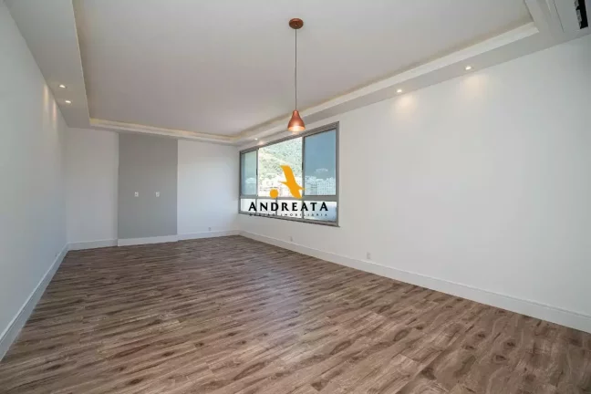 Imagem Apartamento espaçoso com 130m²; 4 quartos, sendo 1 suíte; 2 banheiros, 1 lavabo e um banheiro de serviço.