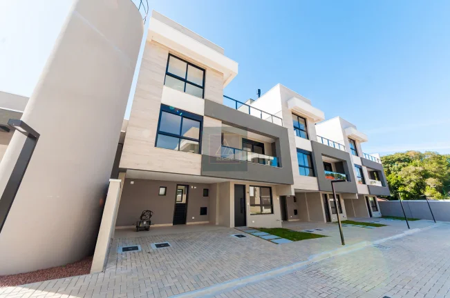 SANTA FELICIDADE - Sobrado em Condomínio Fechado. 3 suítes. 2 vagas. 160 m² privativos.