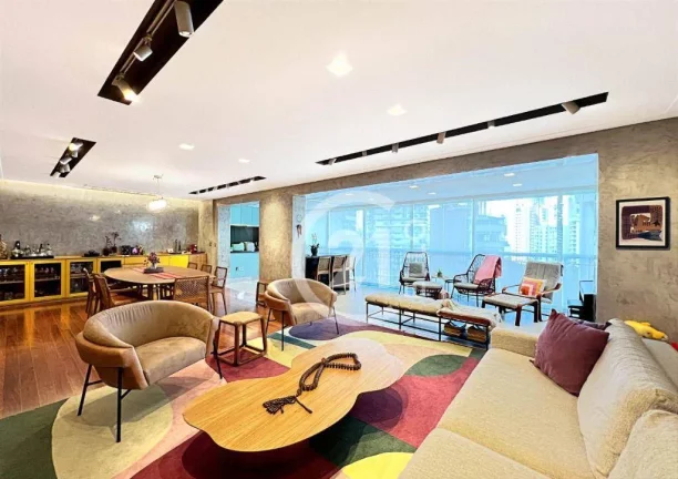 Vila Nova Conceição, 3 suítes, 226m²