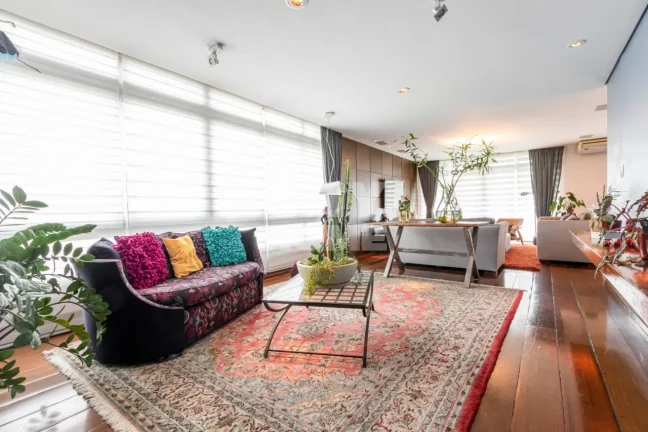 Ótimo apartamento com 225m² no Jardim Paulista rico em iluminação natural e muito arejado. Livin...