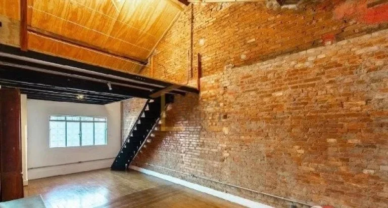 Imagem A casa é muito charmosa, muito iluminada com luz do sol natural e arborizada. Sala principal conta ...