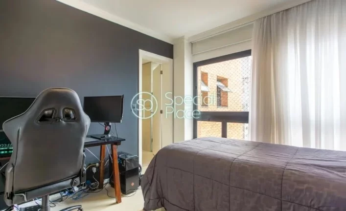 Imagem Apartamento no Morumbi, com 04 suítes, 06 banheiros e 04 vagas. O condomínio dispõe de Piscina, A...