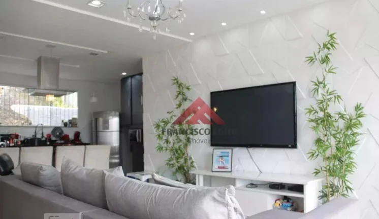 Imagem Casa Triplex, 4 qtos, 2 stes, 4 vagas