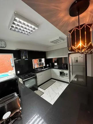 Imagem Casa com 3 dormitórios sendo 1 suíte e 2 vagas de garagem em Itapema/SC
