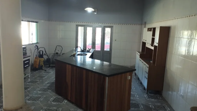 Imagem Linda casa com 03 suítes em terreno que dispõe de 2.131m² Condomínio Residencial Village da Serra!