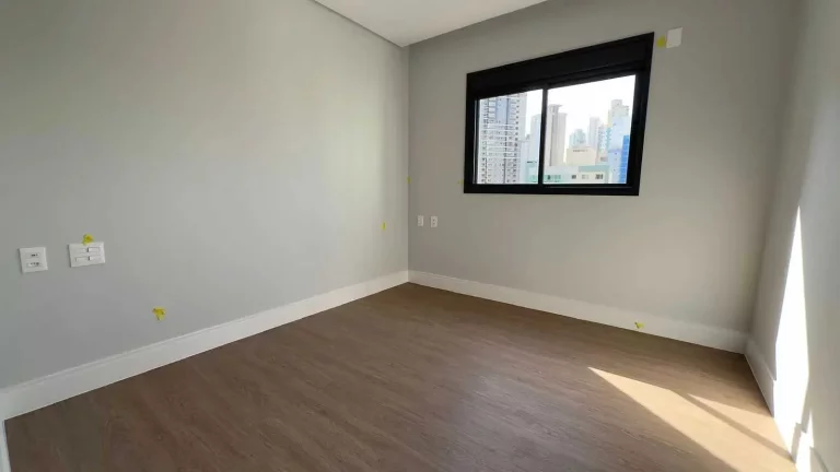 Imagem Apartamento de 3 suítes e 2 vagas de garagem no centro de Balneário Camboriú/SC