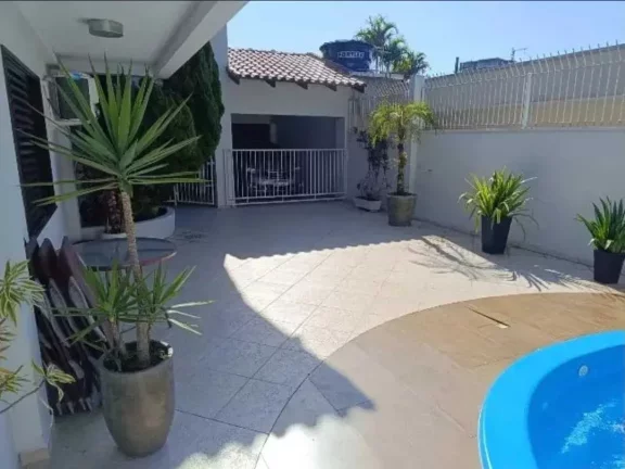 Imagem Ampla casa com 4 suítes e 4 vagas de garage, piscina e área de festa espaçosa - Fazendinha Itajaí/SC