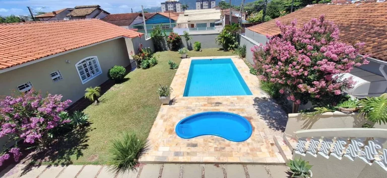 CASA LADO LINHA COM PISCINA EM DOIS LOTES