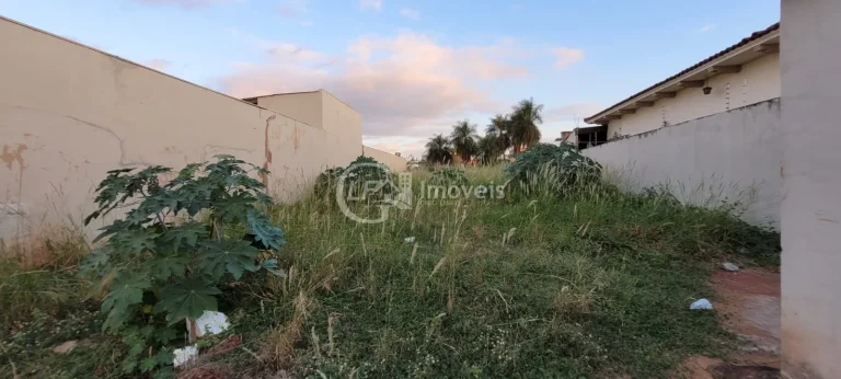 Imagem Casa Comercial para Locação no Bairro Amambaí em Campo Grande-MS: 6 Salas, 7 Banheiros, 20 Vagas de Garagem e 250m² de Área.