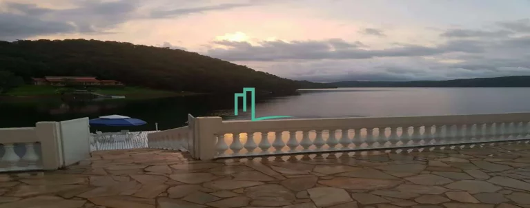 Imagem Venha passar o natal nesse paraíso em Rifaina. -Acomoda ate 40 pessoas em camas -Com 2 casas, a casa de baixo conta com 4 suítes, sendo 2 das suítes