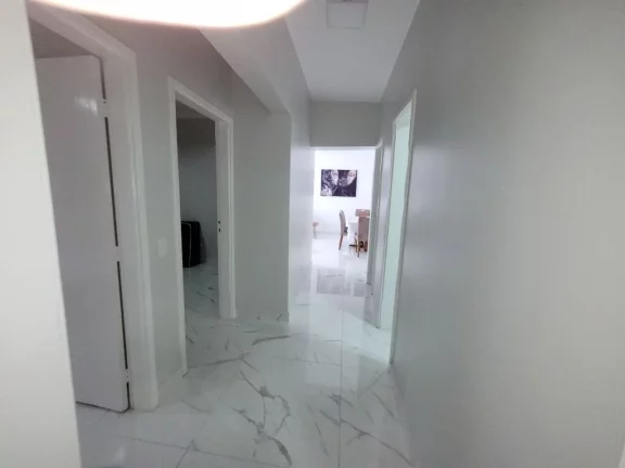 Imagem PITANGUEIRAS - UMA QUADRA PRAIA COM VISTINHA PARA O MAR, EXCELENTE APARTAMENTO TOTALMENTE REFORMADO, 108 M² ÚTEIS, GARAGEM NO PRÉDIO.