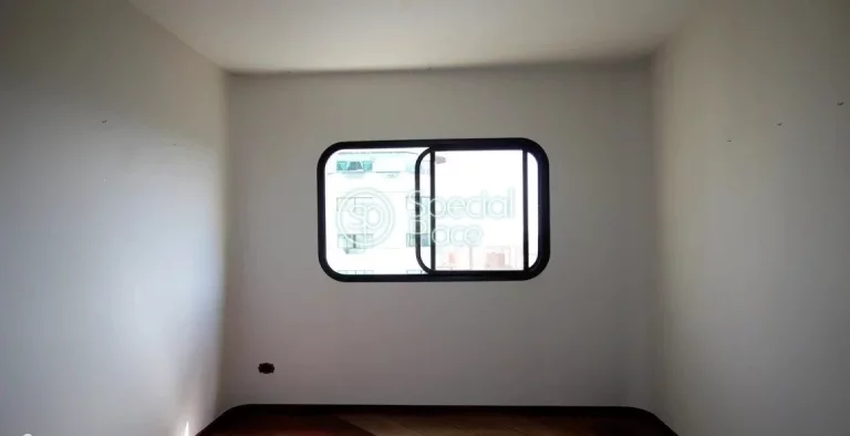 Imagem Amplo apartamento à venda com 4 quartos, sendo 2 suítes, e 4 banheiros no total. Este apartamento ...