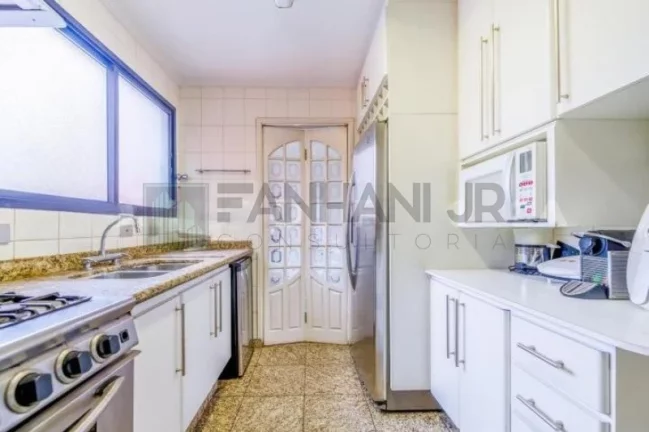 Imagem Apartamento de Luxo para Locação em Moema, São Paulo-SP: 3 quartos, 3 suítes, 2 salas, 4 banheiros, 220m² de área.
