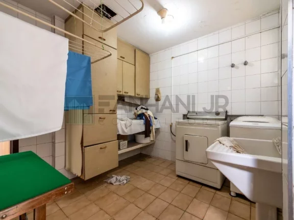 Imagem VENDO CASA CIDADE JARDIM - Próximo à Praça Alfredo Volpi. A casa possui 04 suítes sendo uma master e uma suíte com sala íntima, living para três am