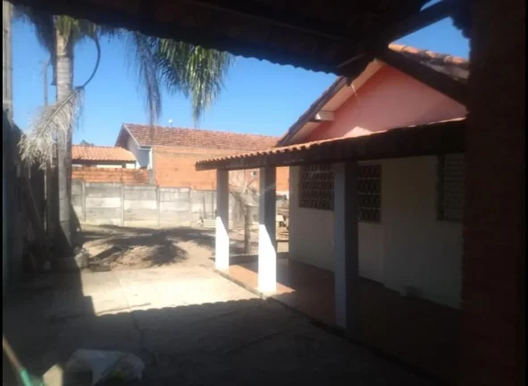 Casa disponível para venda e locação no bairro Anhumas.Conta 03 dormitórios, um banheiro social,...