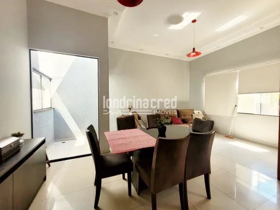 Imagem Casa com 3 Quartos (2 Suítes), 4 Banheiros, Edícula Completa e 2 Vagas no Jardim Oriente – 250m² de Terreno e 160m² de Construção