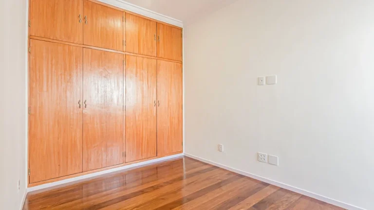 Imagem Apartamento 139M², 2Q, 1 Banheiro, 1 Vaga, Varanda, Armários.