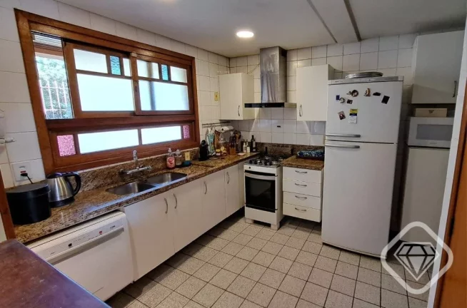 Imagem Casa em condomínio no bairro Ipanema, zona sul de Porto Alegre.

Charmosa casa semi mobiliada, com ...