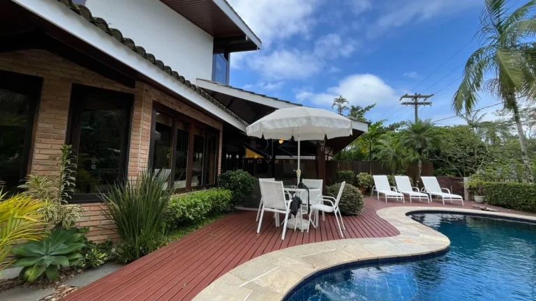 Imagem CASA EM CONDOMINIO COM 4 DORMITÓRIOS SENDO 3 SUÍTES,3 VAGAS DE GARAGEM,VARANDA GOURMET COM CHURRASQUEIRA E PISCINA.