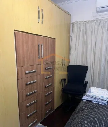 Imagem Sobrado em excelente estado, com 3 dormitórios (todos com armários, ar-condicionado e ventiladores...