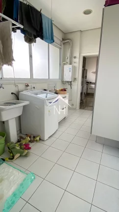 Imagem Lindo Apartamento com pé direito de 3,10m com 350m² sendo 3 suítes (1 master closet duplo e sala de banho ) e 5 vagas