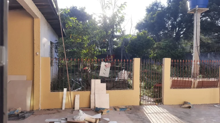 Imagem VENDO UMA BELÍSSIMA CASA EM PIRAQUARA
BAIRRO : JARDIM SANTA HELENATerreno com 560 metros quadrados sendo 14x40, área construída 144m2
A casa disponibiliza de: 
- 3 suites e mais 1 banheiro social
- Banheiros com box e revestimento de porcelanato
- Sala de