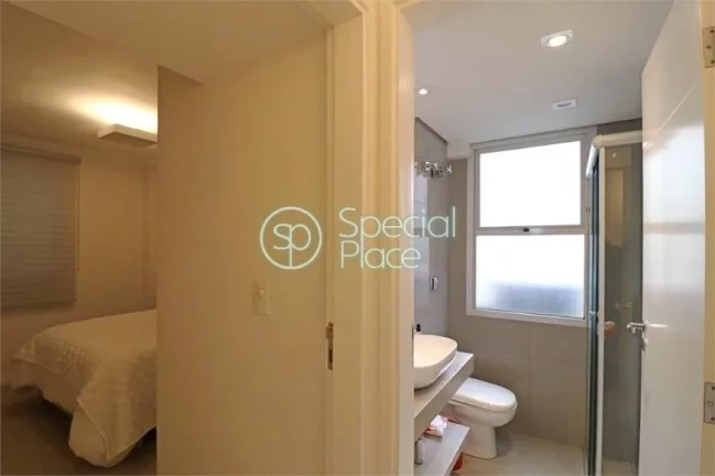 Imagem Apartamento com três dormitórios, totalmente reformado. A cozinha ficou linda e está integrada ao...