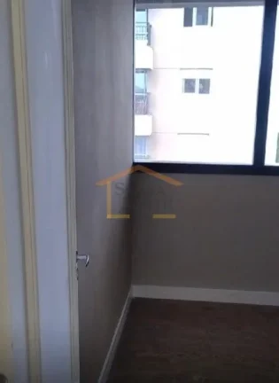 Imagem Sala comercial, piso frio, divisória, 2 banheiros, sacada e 1 vaga de garagem. 64m².
Ideal para es...