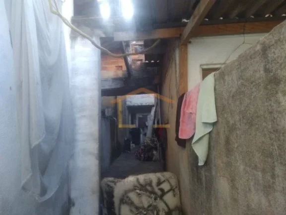 Imagem 2 sobrados, construção antiga, 3 dormitórios,1 deles com 2 banheiros. O outro sobrado com 3 dormi...