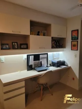 Imagem Apartamento com três quartos - em Itapuã.