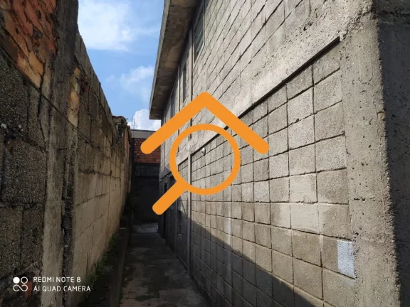 Imagem São 2 casas independentes, cada uma com 3 dormitórios e com 2 vagas de garagem. Próximo a estação de trem Varginha.
