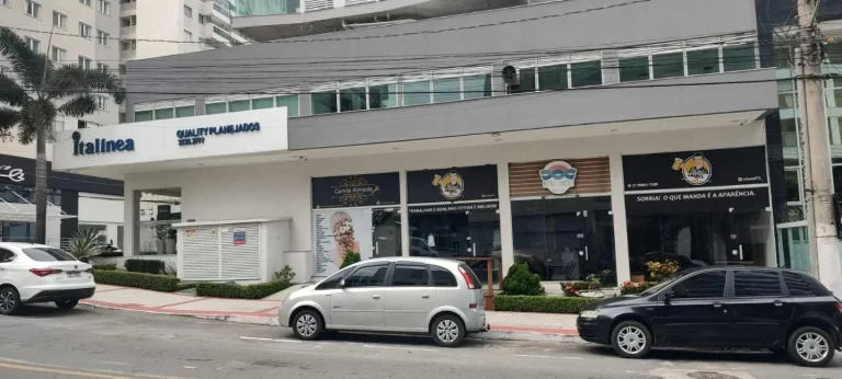 Imagem Lojao, na Quadra do Mar da Praia de Itaparica, com aproximadamente 50 M2, Pé Direito Duplo com 7 m de altura.