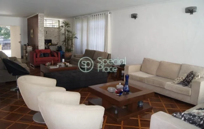 Imagem Excelente casa com 377m², face norte na melhor localização de Alto de Pinheiros. Amplo living com...