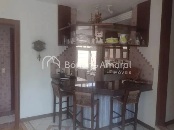 Imagem Este sobrado de 390m² de área construída, está bem dividido em 4 quartos, sendo 2 suítes com cl...