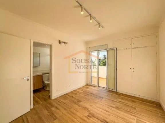 Imagem Apartamento de 188m², reformado, com 3 dormitórios sendo 2 suítes e 1 vaga de garagem. Possui sal...