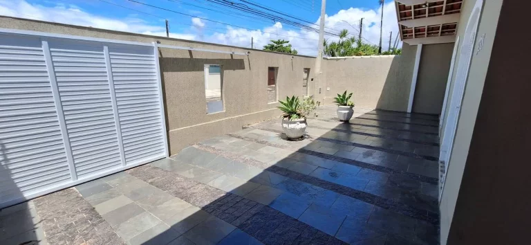 Imagem CASA LADO LINHA COM PISCINA EM DOIS LOTES