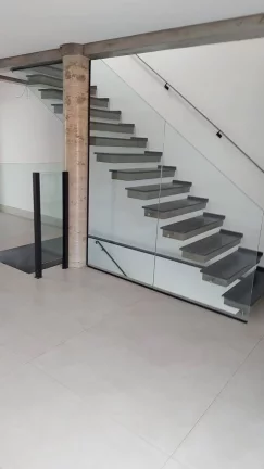 Imagem Sobrado de Alto Padrão 170 m² 3 Dormitórios 5 Vagas de Garagens