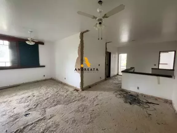 Imagem Novo Leblon - Casa localizada na melhor rua do condominio. Oportunidade de retrofit. Atenção construtrores!!!