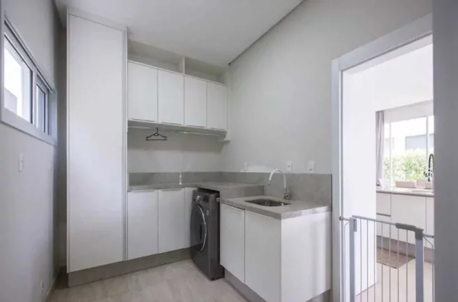 Imagem Casa de alto padrão com 4 suítes e 8 vagas de garagem no Centro de Camboriú